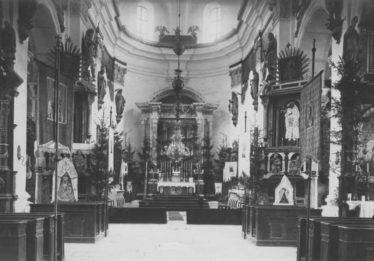 Ołyka - kolegiata Świętej Trójcy - wnętrze przed 1939