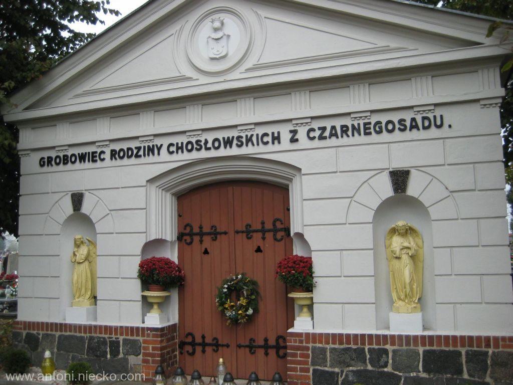 Kaplica cmentarna rodzinna. Tu złożono trumnę z ciałem ks. kanonika Stanisława Woronowicza. (zdj. archiwum rodziny Woronowiczów)
