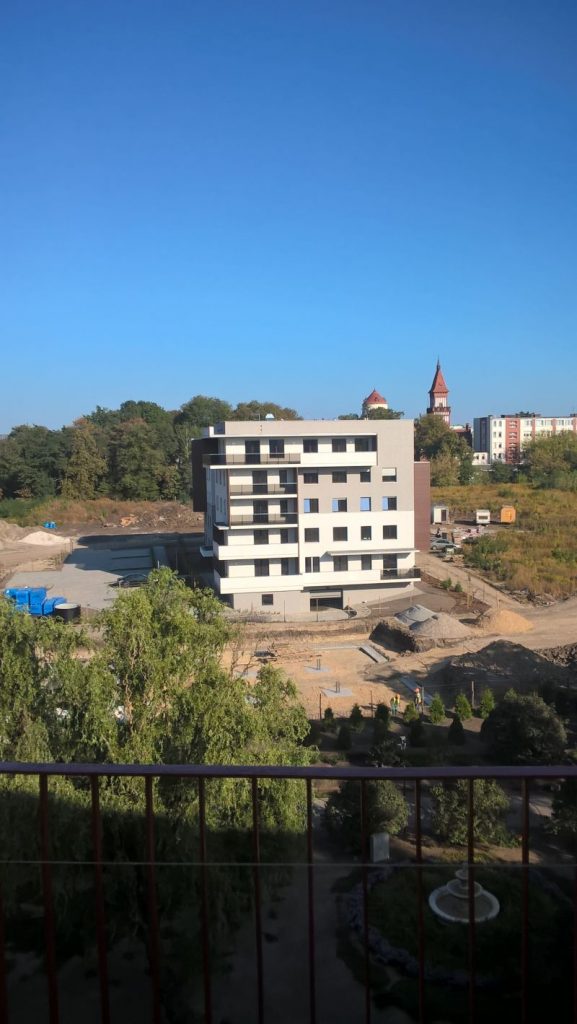 Plac budowy kolejnego apartamentowca. Widok z okna sanatorium OAZA