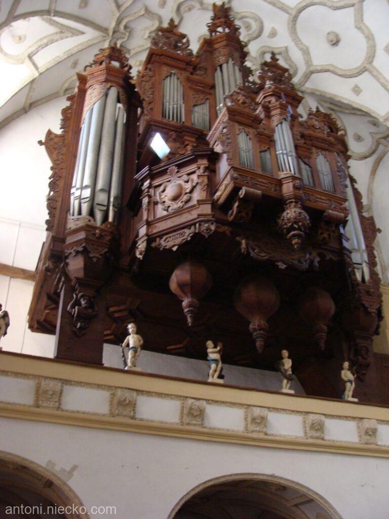 Kościół Farny św. Jana Chrzciciela i św. BartłomiejaOrgany w modrzewiowej oprawie z 1620 r. (jedne z najstarszych w Polsce)