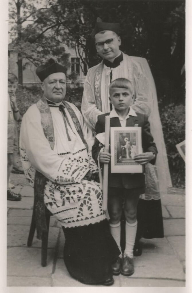 14 czerwca 1959. Ks. Stanisław Woronowicz z ks. wikarym i pierwszokomunijnym chłopcem po uroczystości I Komunii Św.(Foto: archiwum rodziny Krzyckich)
