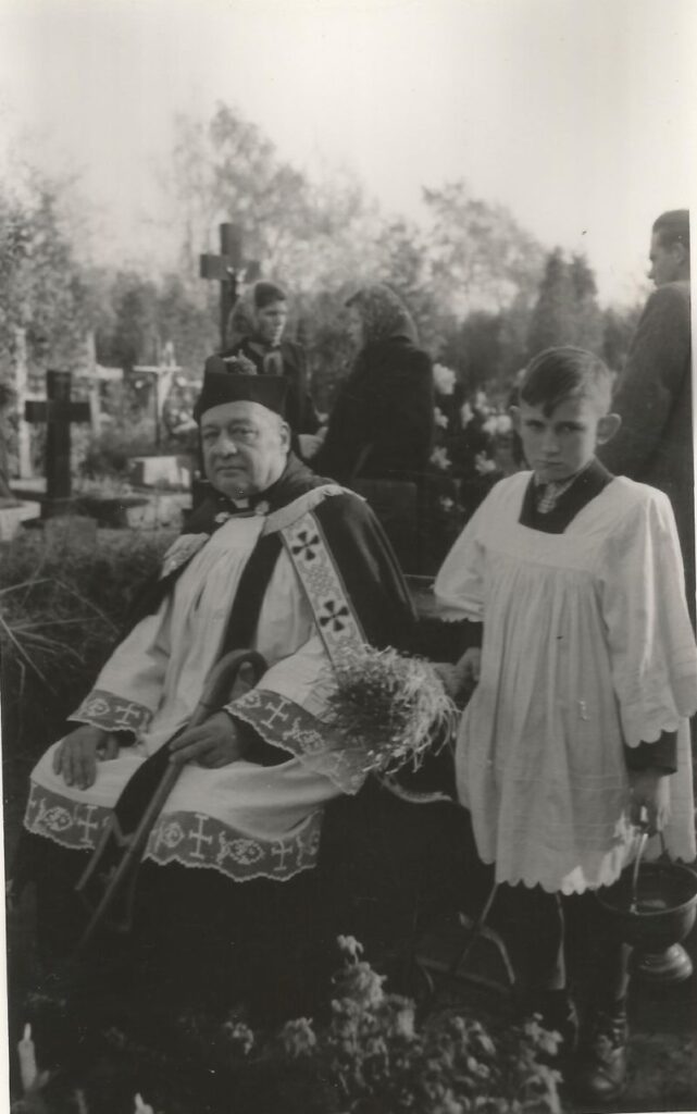 14 września 1956. Ks. St. Woronowicz na cmentarzu w Nowogardzie po uroczystości pogrzebowej. (Foto: archiwum rodziny Krzyckich)