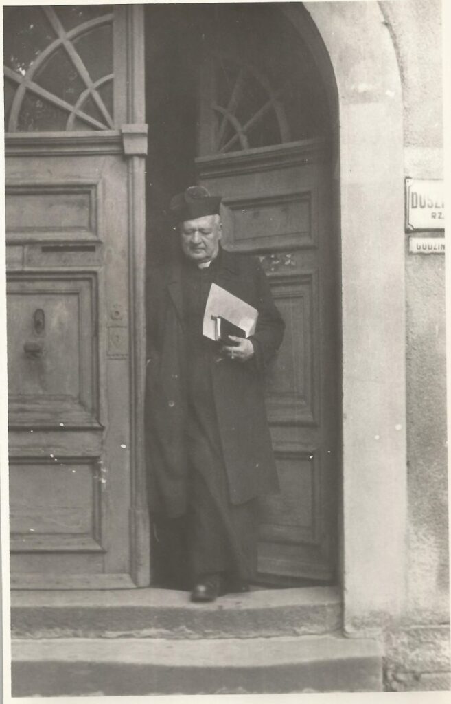 Ksiądz Stanisław Woronowicz w wejściu do kościoła w Dusznikach Zdr.(Foto: archiwum rodziny Krzyckich)