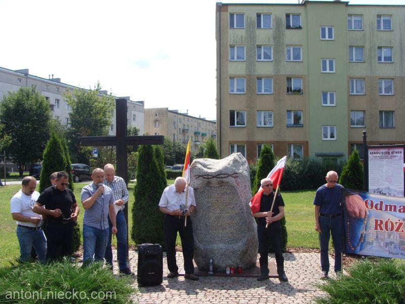 1 lipca 2023. Męski Różaniec w Grudziądzu.Grupa odmawiająca różaniec przy pomniku pomordowanych Kresowian