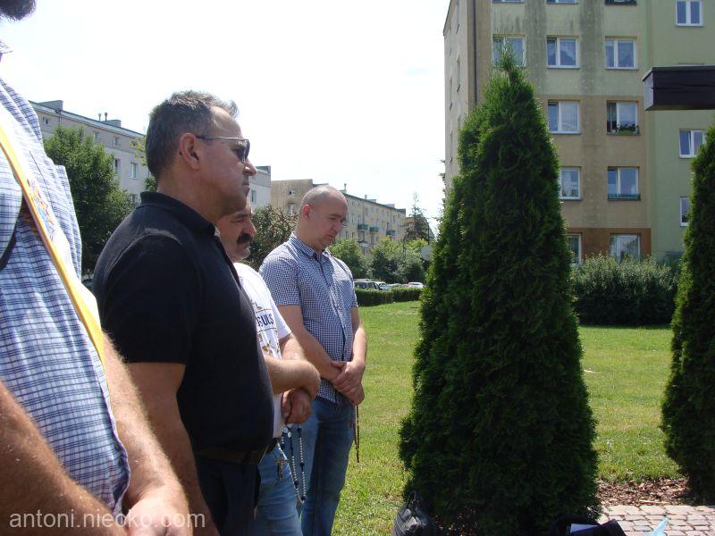1 lipca 2023. Męski Różaniec w Grudziądzu.Grupa odmawiająca różaniec przy pomniku pomordowanych Kresowian